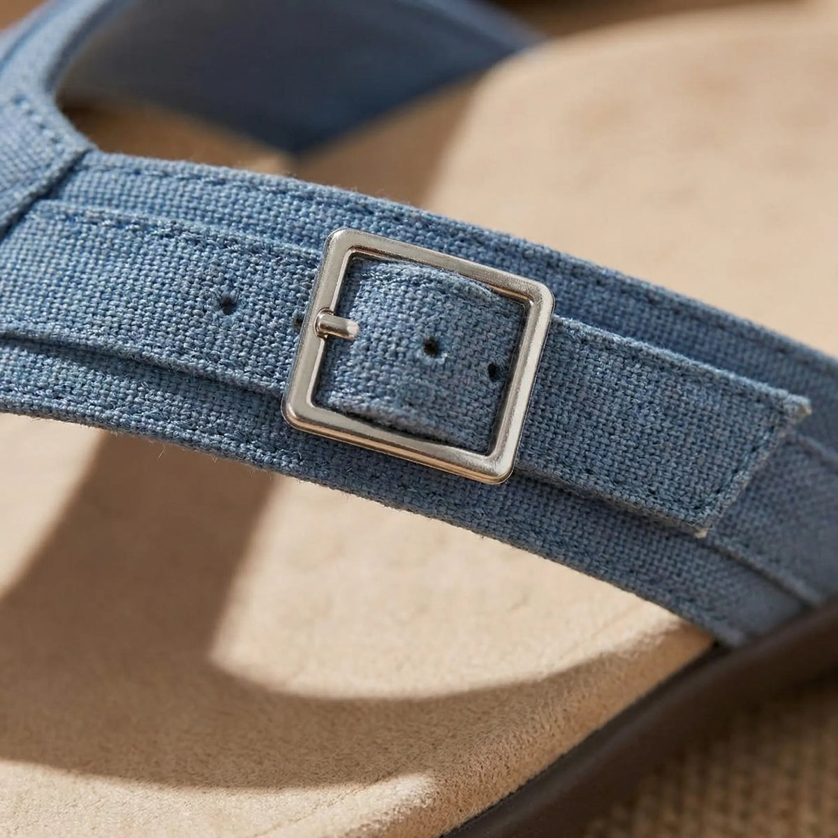 Ciabatte da uomo con soletta sagomata e fibbia regolabile