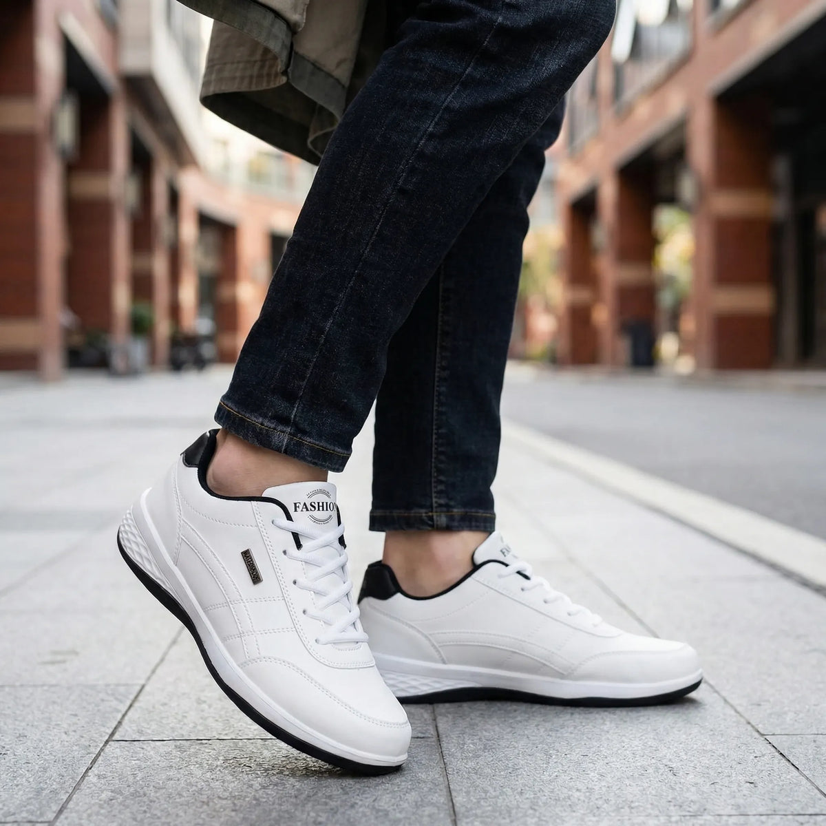 Sneakers basse con lacci e fodera traspirante per uso quotidiano