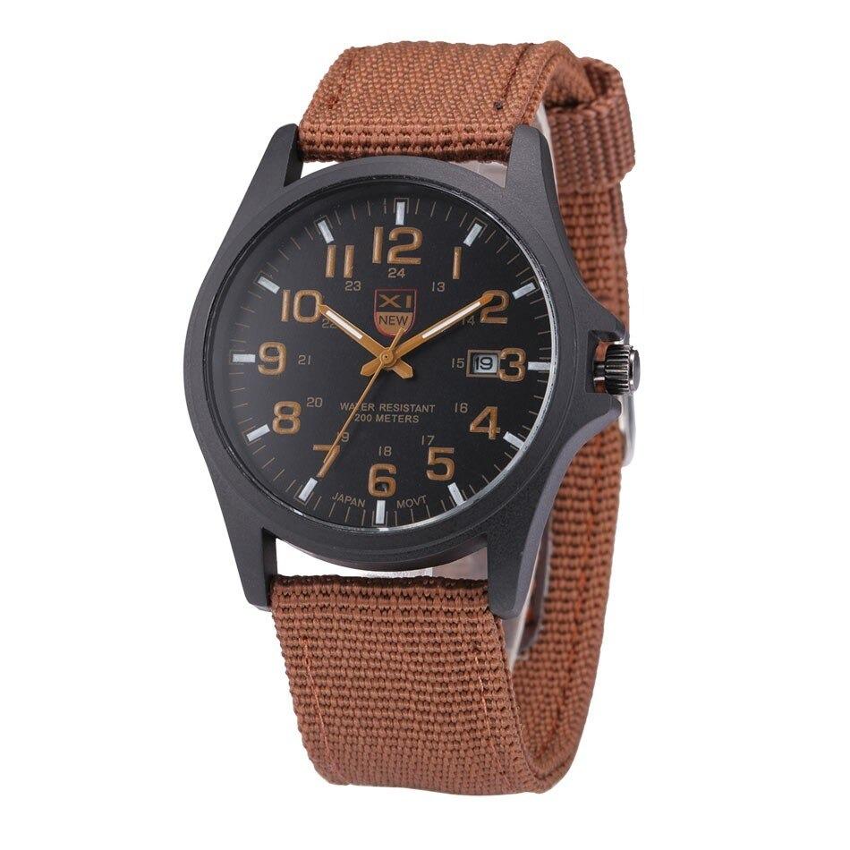 Orologio in stile militare con quadrante luminoso
