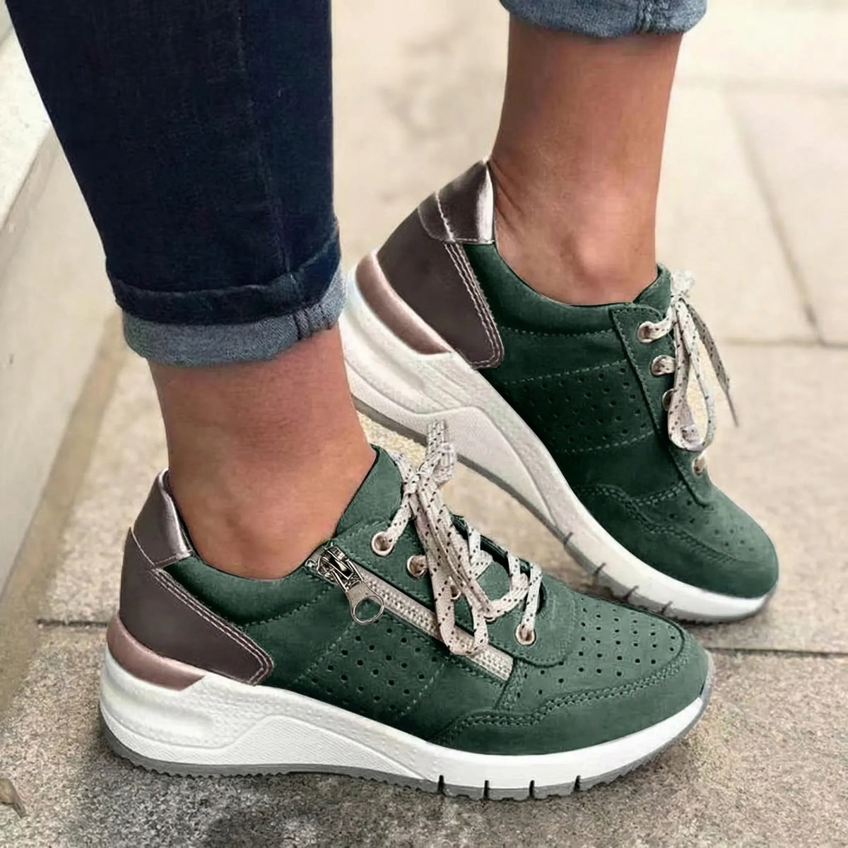 Sneakers con zeppa massiccia e design traforato