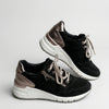 Sneakers con zeppa massiccia e design traforato