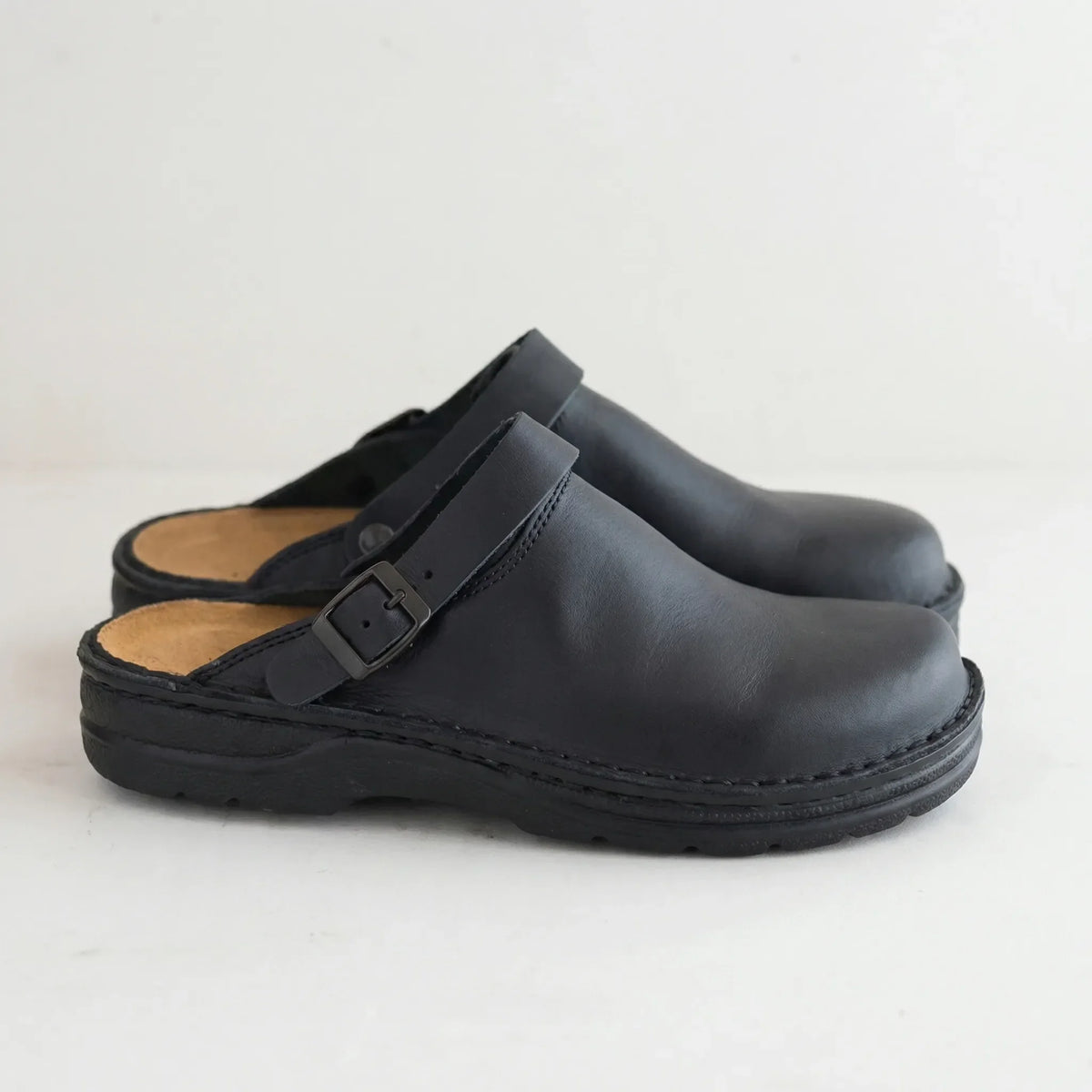 Zoccoli slip-on da uomo con suola sagomata e supporto plantare