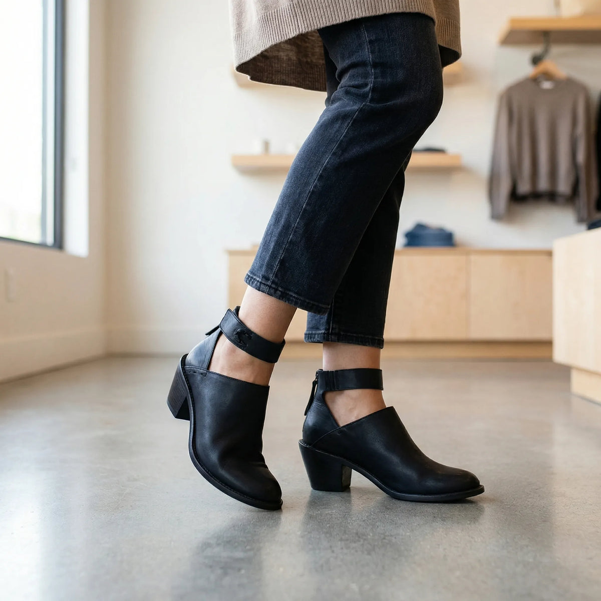 Scarpa con Tacco Blocco e Cinturino alla Caviglia