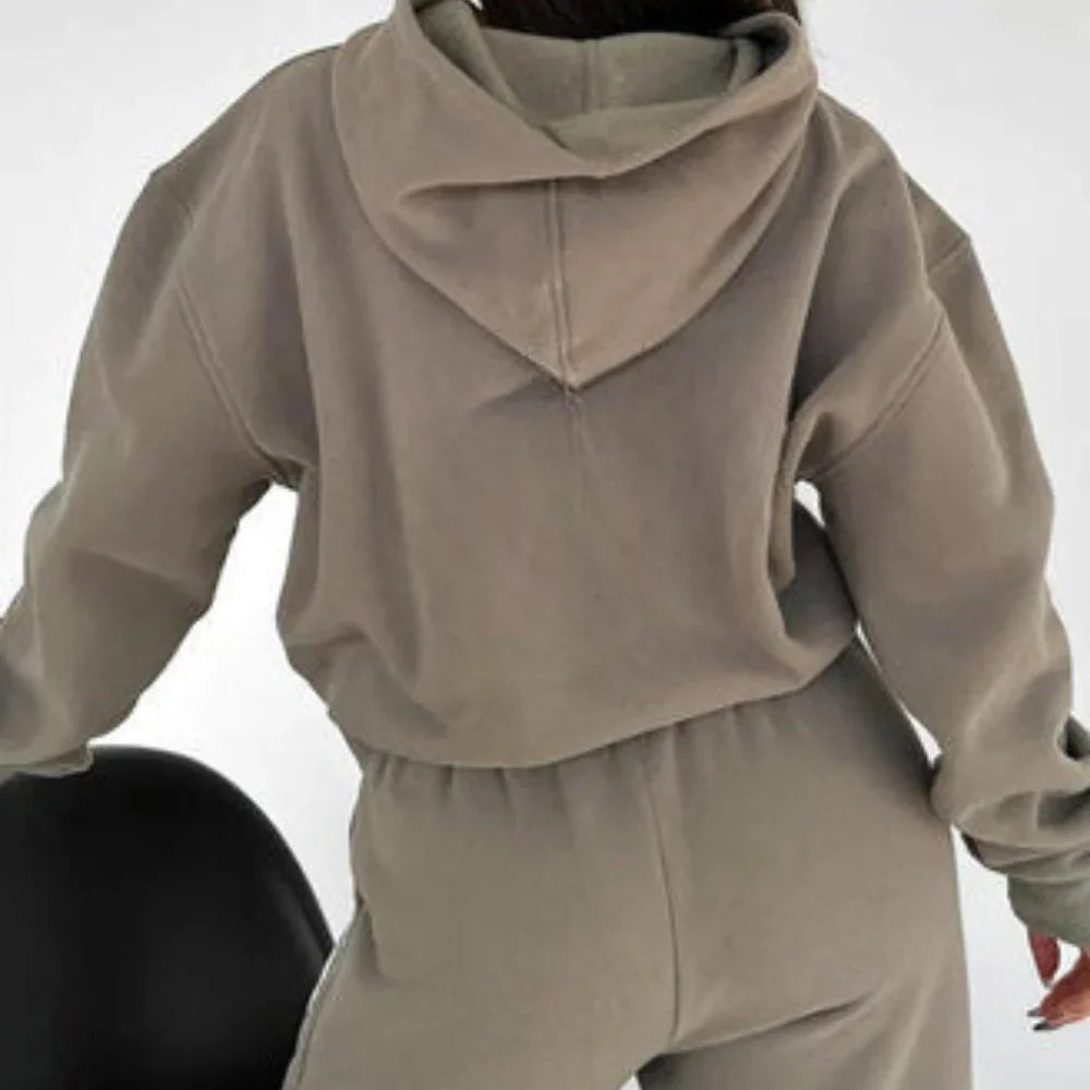 Tuta con felpa con cappuccio e pantaloni jogger
