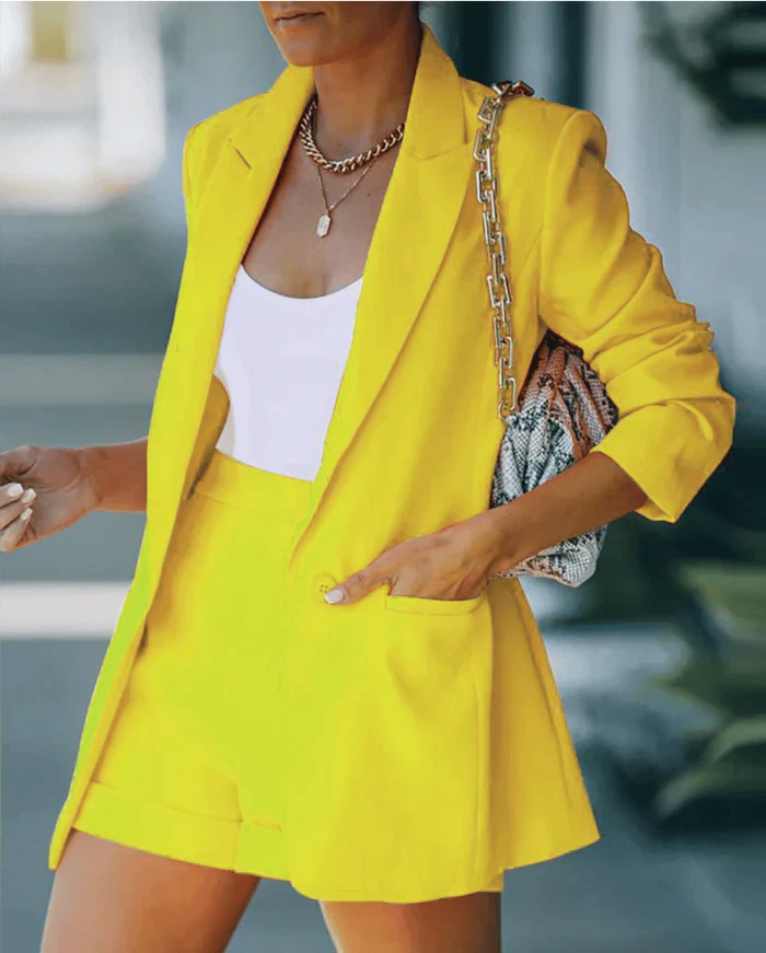 Set chic con blazer e pantaloncini da donna