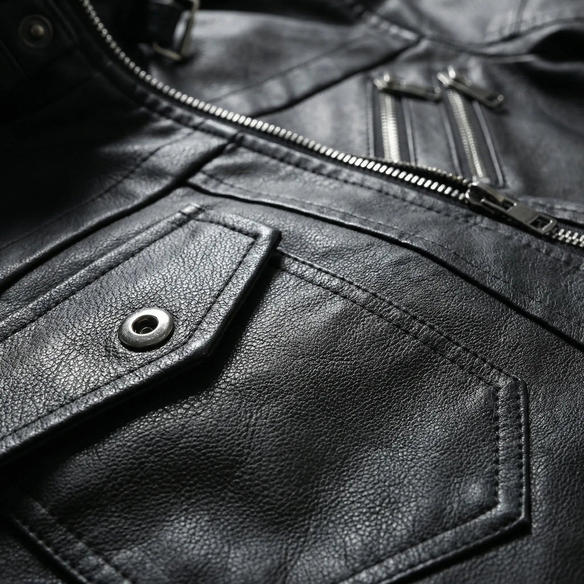 Giacca Bomber in Pelle con Cappuccio e Zip