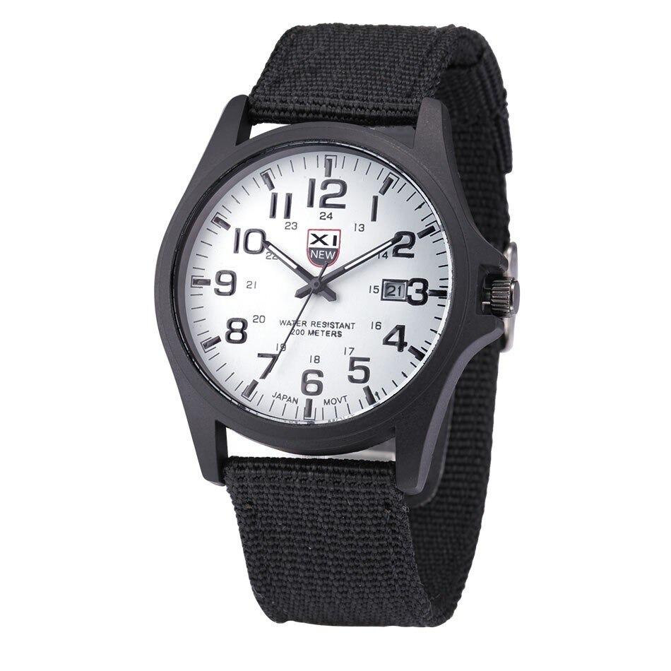 Orologio in stile militare con quadrante luminoso
