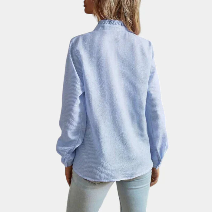 Camicetta da donna a righe con volant ed elegante chiusura a bottoni