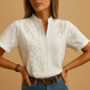 Blusa Bianca Ricamata con Collo Alto per Donne