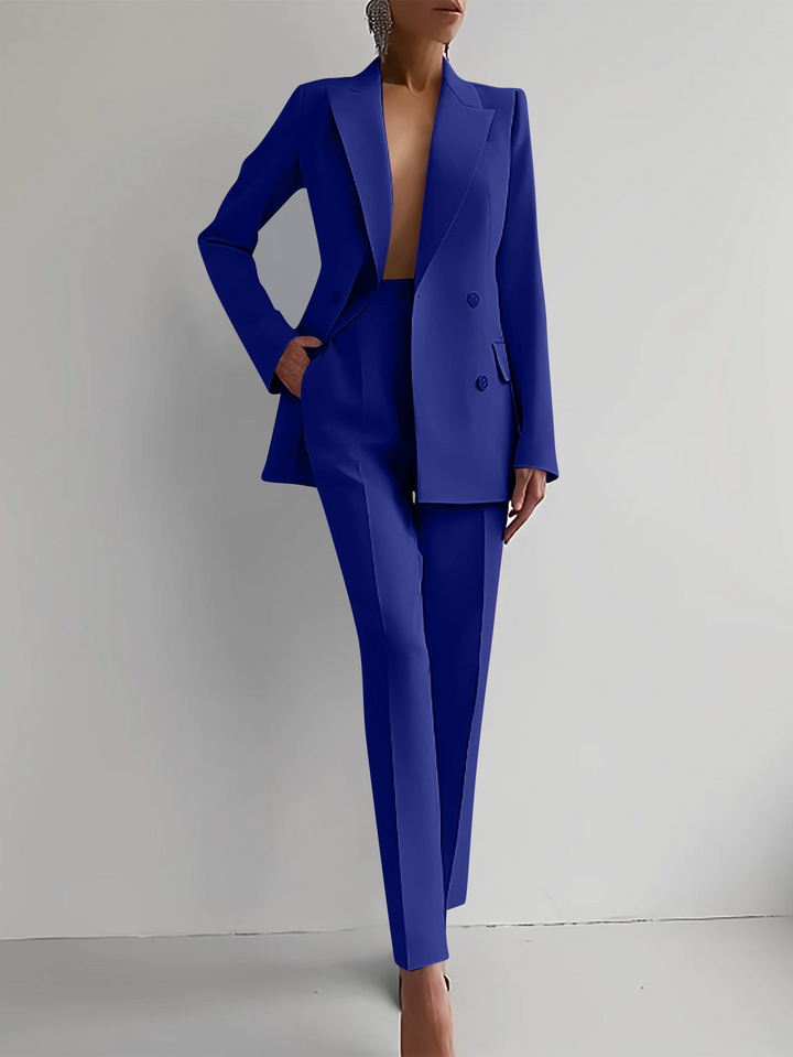 Elegante completo da donna a due pezzi con blazer: sartoria raffinata e sofisticazione moderna