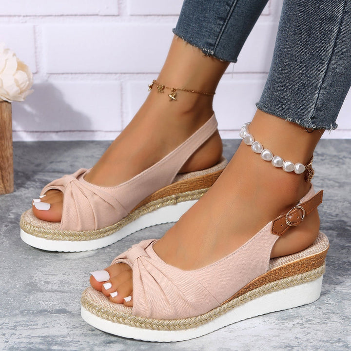 Sandali con zeppa e punta aperta alla moda per donna: valorizza il tuo stile estivo con comfort ed eleganza