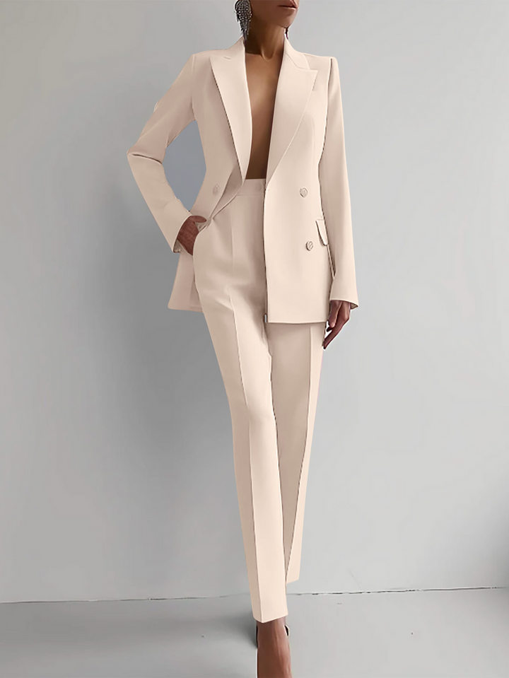 Elegante completo da donna a due pezzi con blazer: sartoria raffinata e sofisticazione moderna