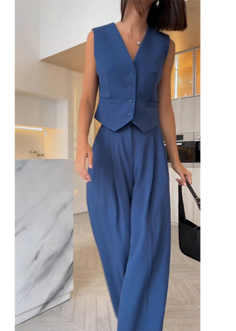 Completo con blazer smanicato e pantaloni slim da donna