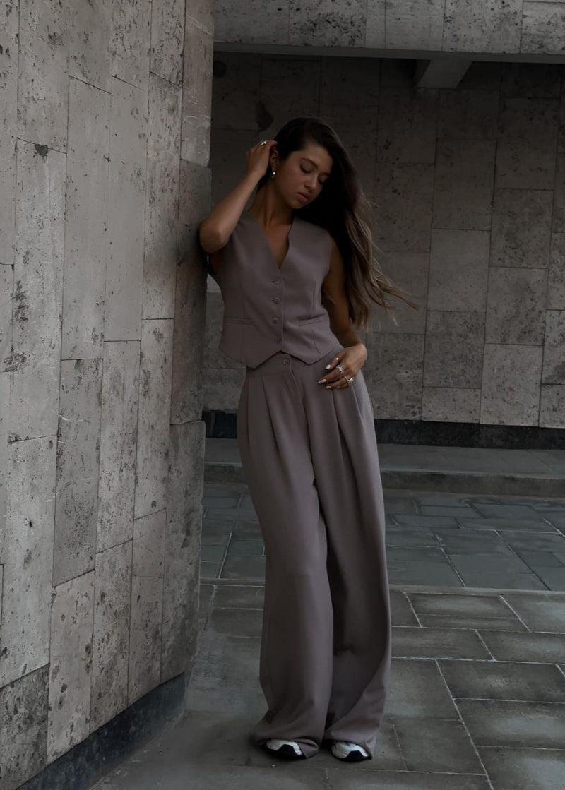 Completo con blazer smanicato e pantaloni slim da donna