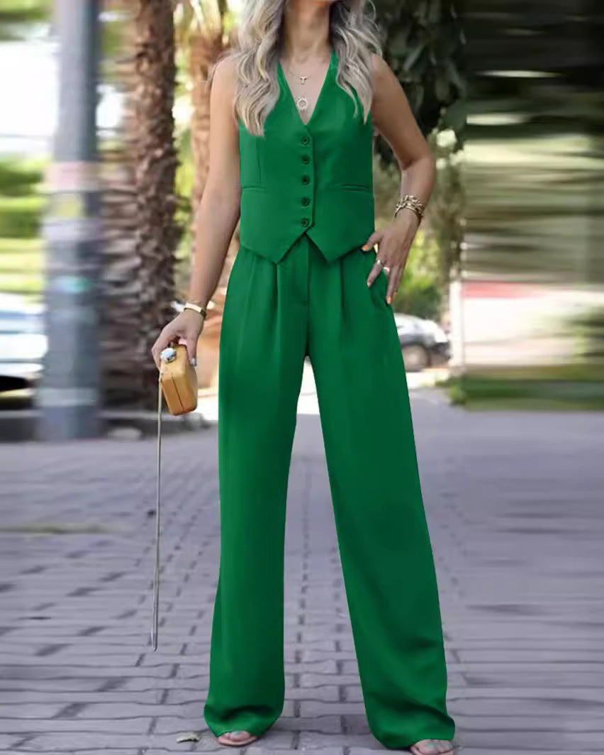 Completo con blazer smanicato e pantaloni slim da donna