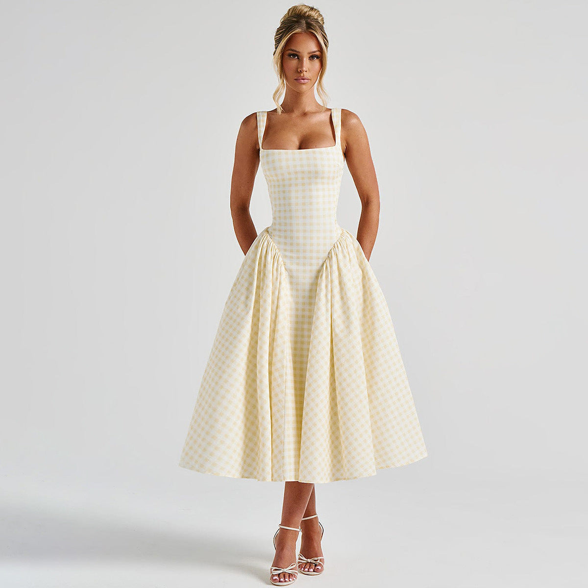 Abito midi con scollo quadrato a quadri