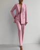 Elegante completo da donna a due pezzi con blazer: sartoria raffinata e sofisticazione moderna