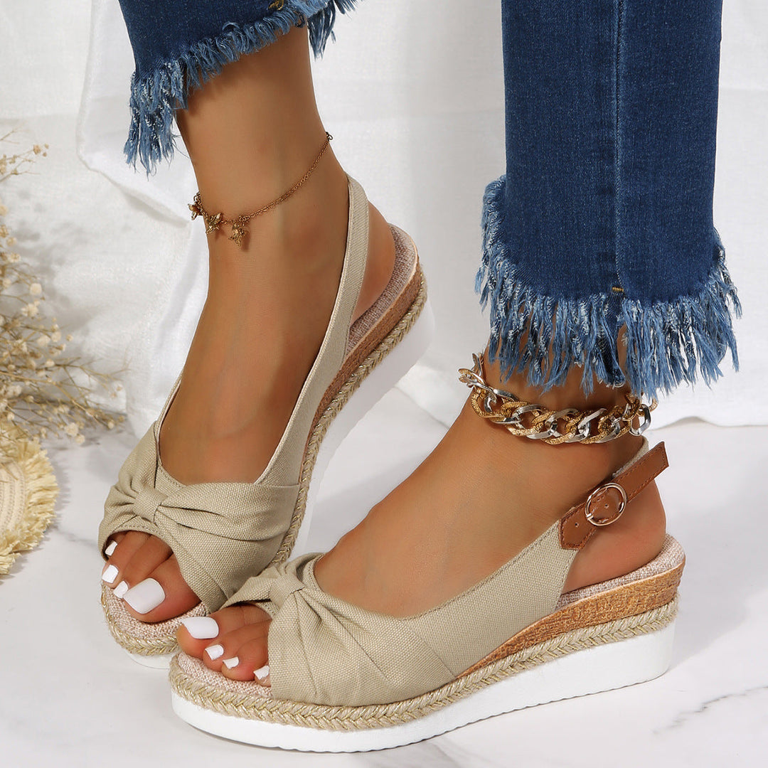 Sandali con zeppa e punta aperta alla moda per donna: valorizza il tuo stile estivo con comfort ed eleganza