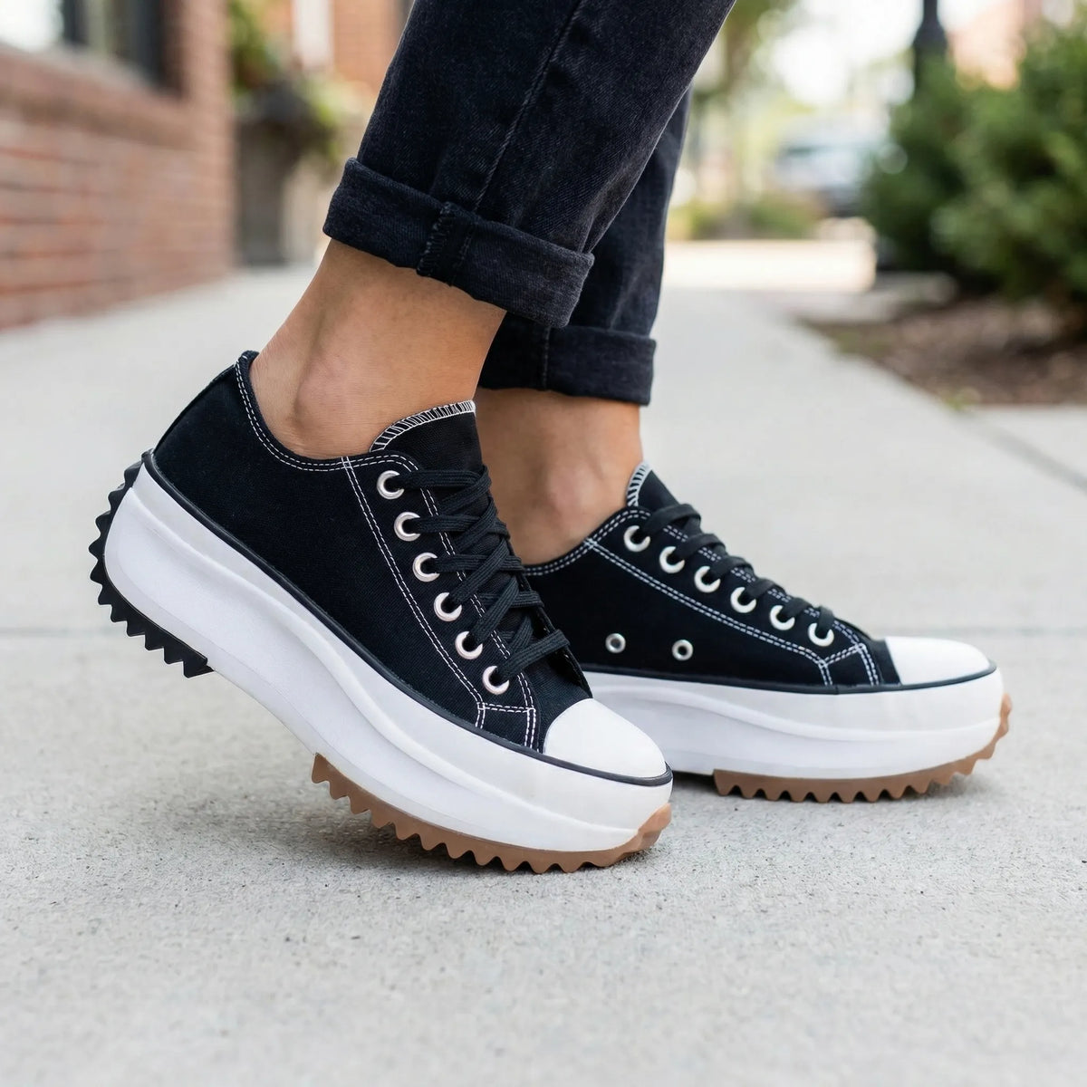 Sneaker Piattaforma Bassa con Lacci