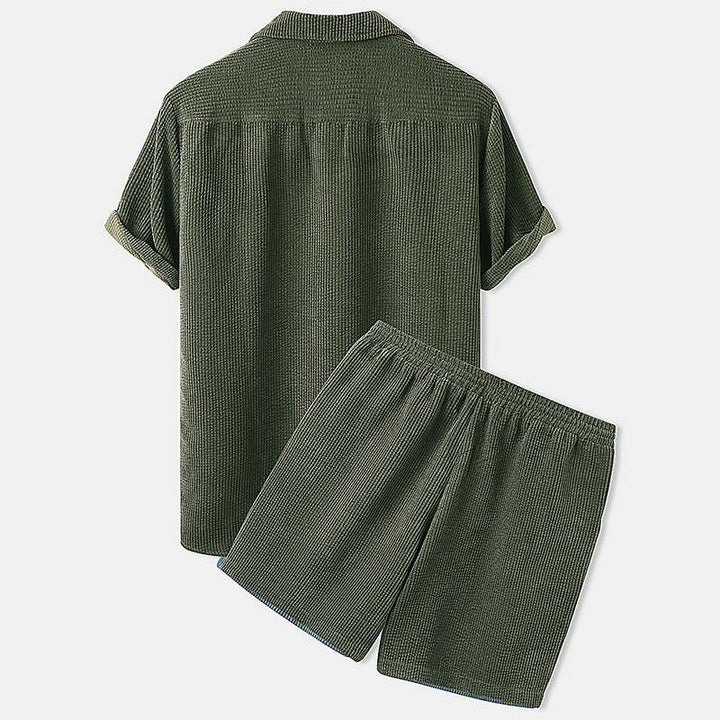 Set di abbigliamento estivo a coste per uomo: stile disinvolto e comfort per le giornate calde