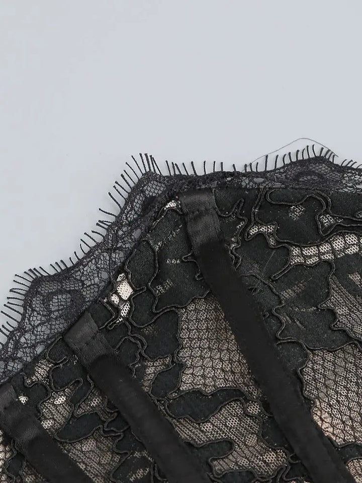 Miniabito a corsetto in pizzo Freya — Dove l’eleganza incontra il fascino
