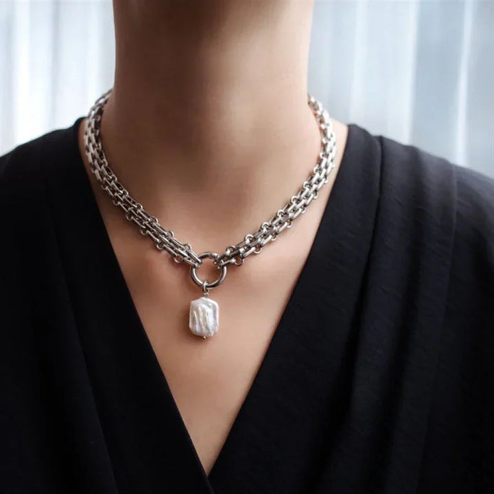 Collana con perla d’acqua dolce barocca e catena in oro e argento