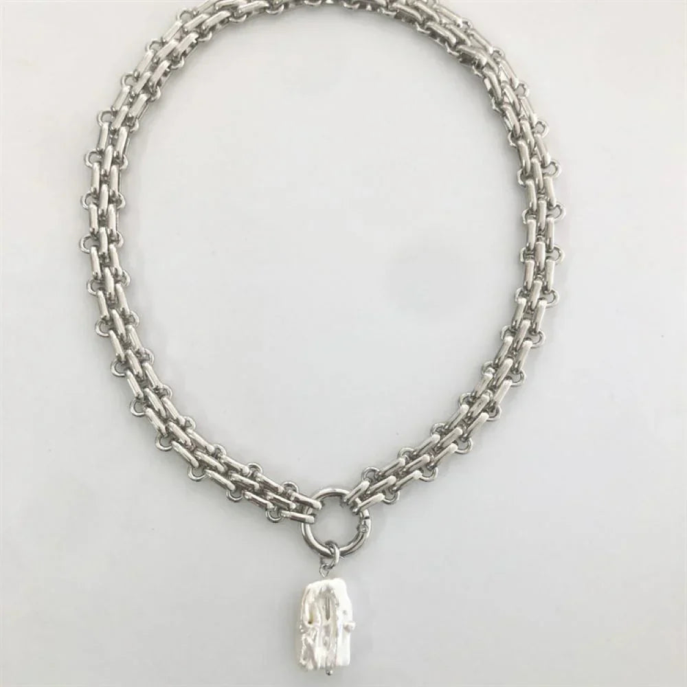 Collana con perla d’acqua dolce barocca e catena in oro e argento