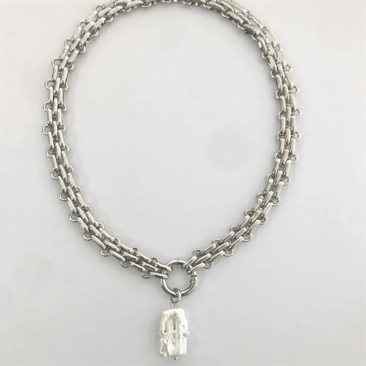 Collana con perla d’acqua dolce barocca e catena in oro e argento