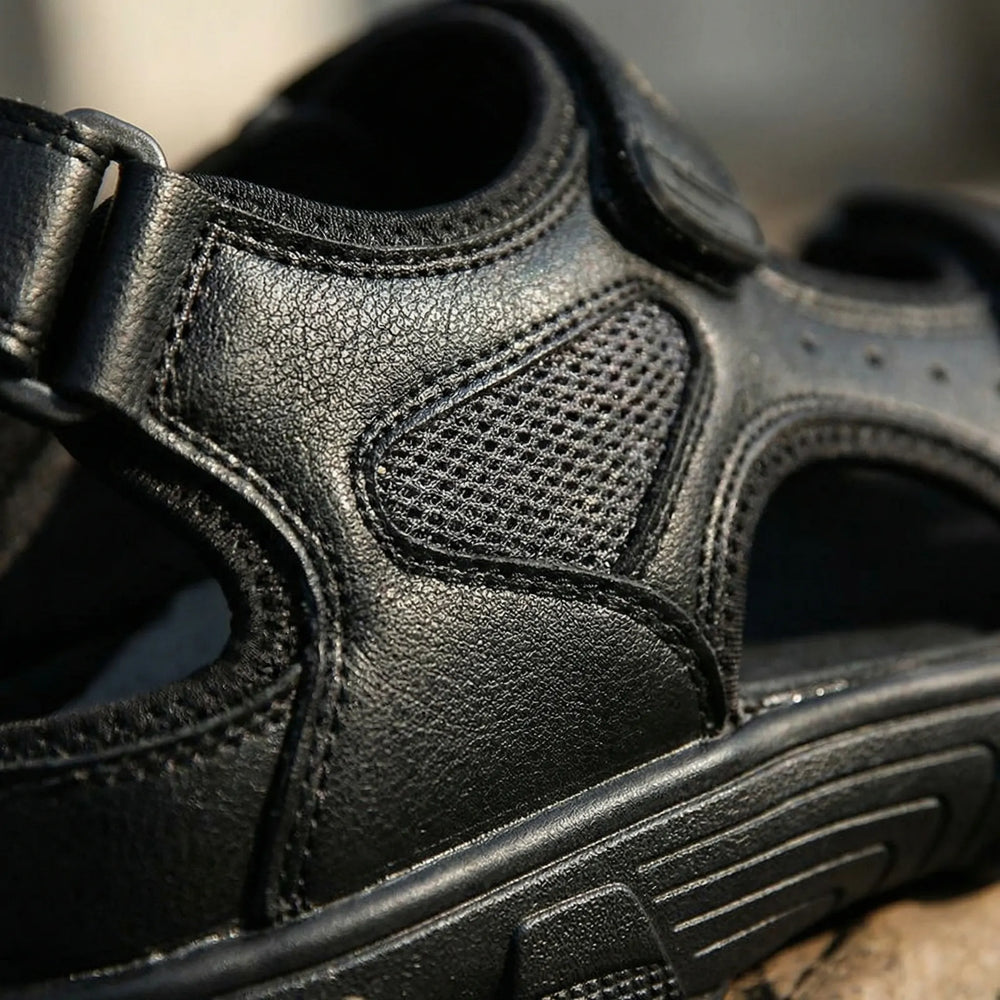 Sandali Velcrex con cinturino regolabile in velcro.