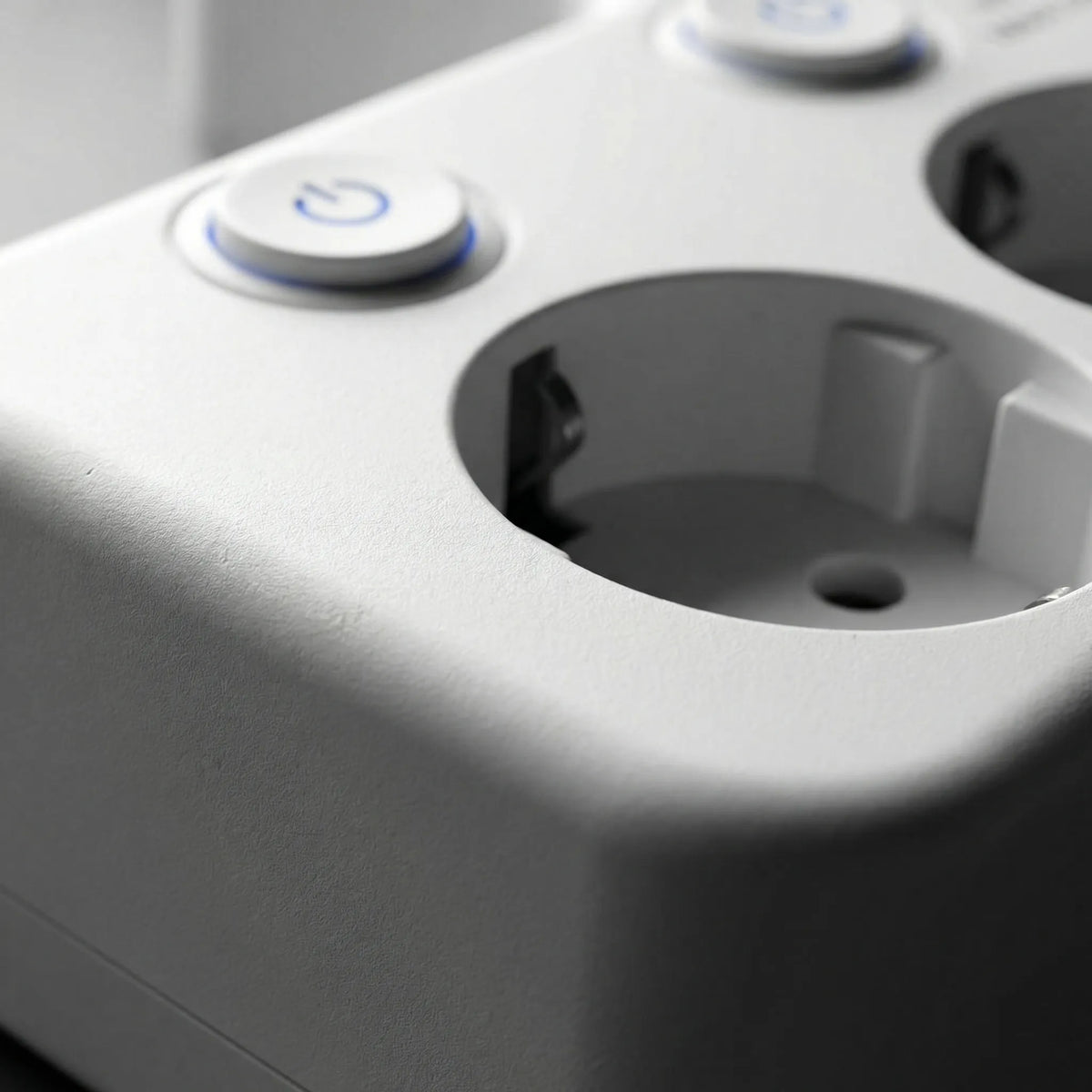 Adattatore a muro multi-outlet con protezione da sovratensione