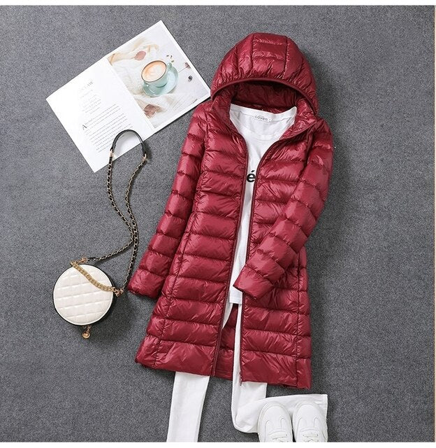 Piumino lungo con cappuccio staccabile da donna: resta al caldo e alla moda per tutta la stagione