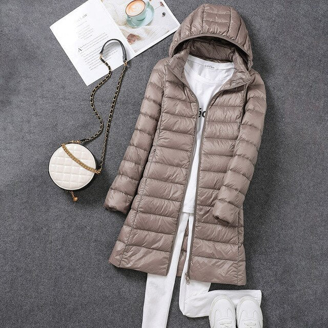 Piumino lungo con cappuccio staccabile da donna: resta al caldo e alla moda per tutta la stagione
