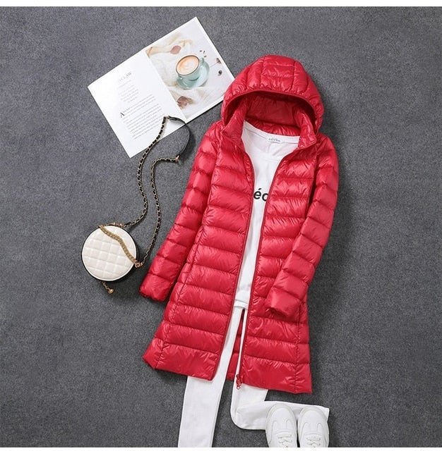 Piumino lungo con cappuccio staccabile da donna: resta al caldo e alla moda per tutta la stagione