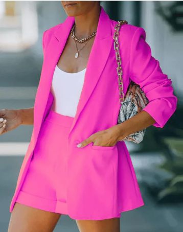 Completo blazer e shorts a vita alta da donna