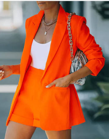 Completo blazer e shorts a vita alta da donna