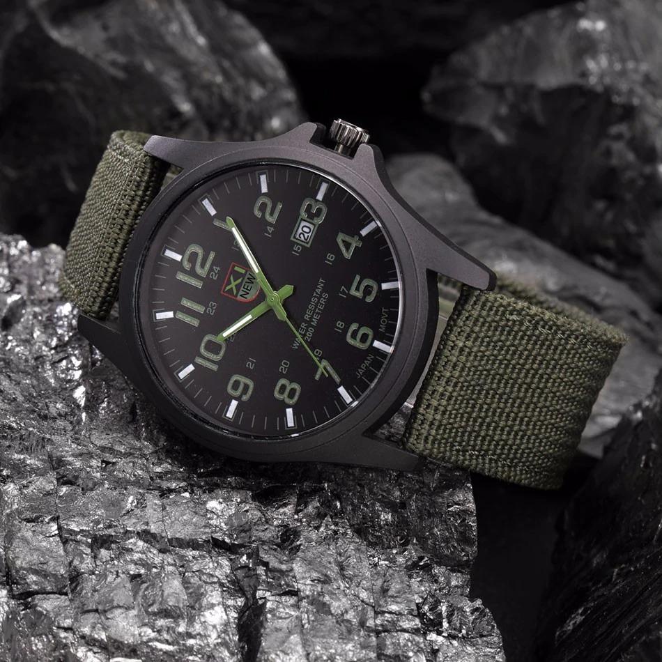 Orologio in stile militare con quadrante luminoso