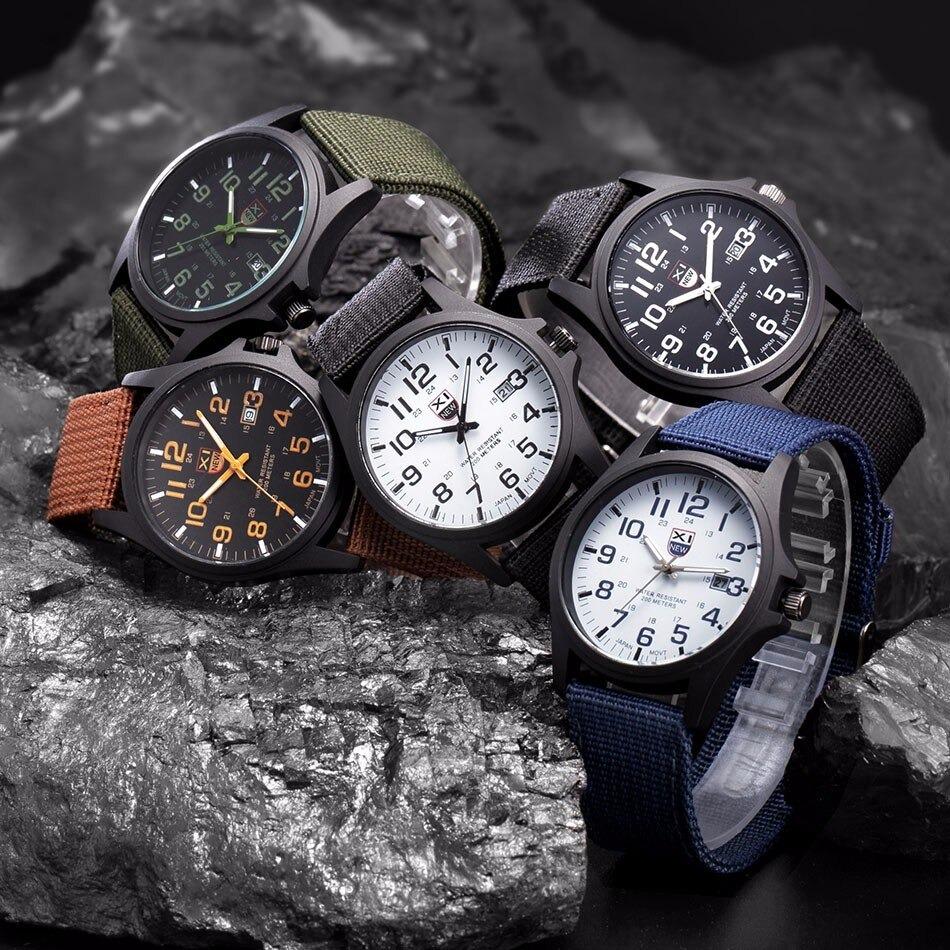 Orologio in stile militare con quadrante luminoso
