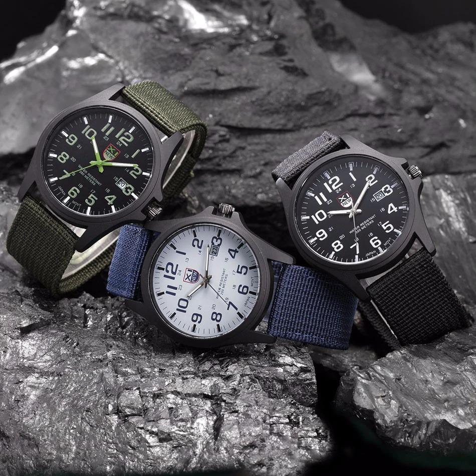 Orologio in stile militare con quadrante luminoso