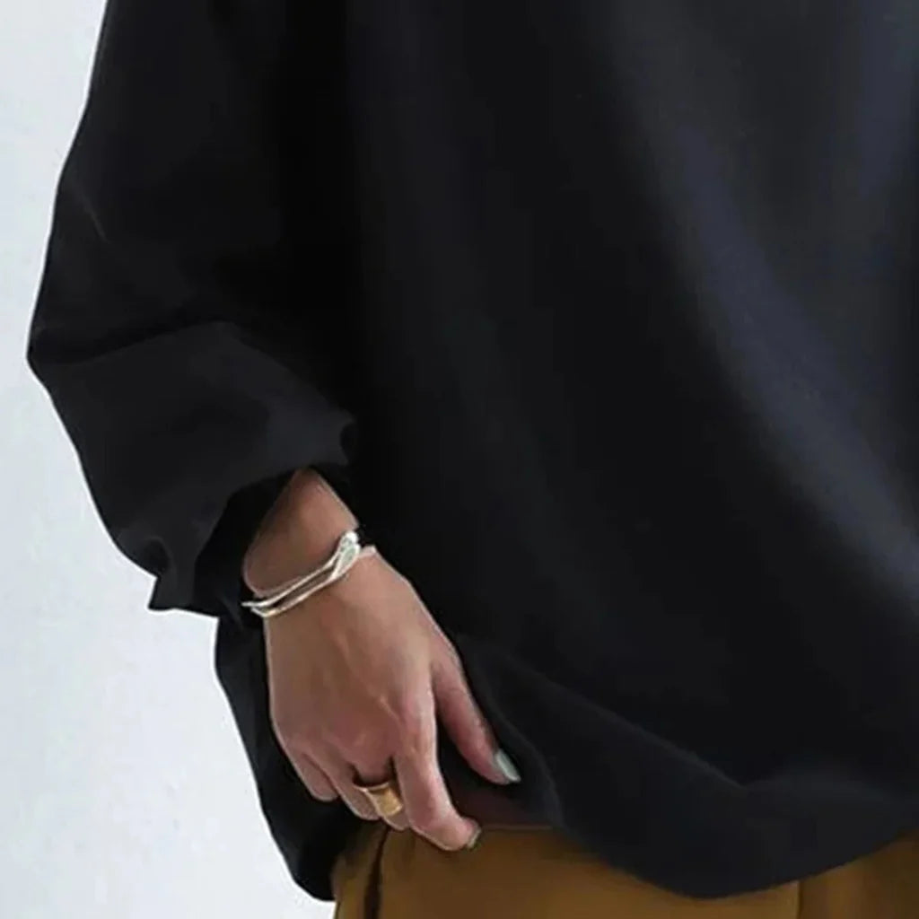 Top minimalista dalla vestibilità ampia: semplicità senza tempo e comfort quotidiano