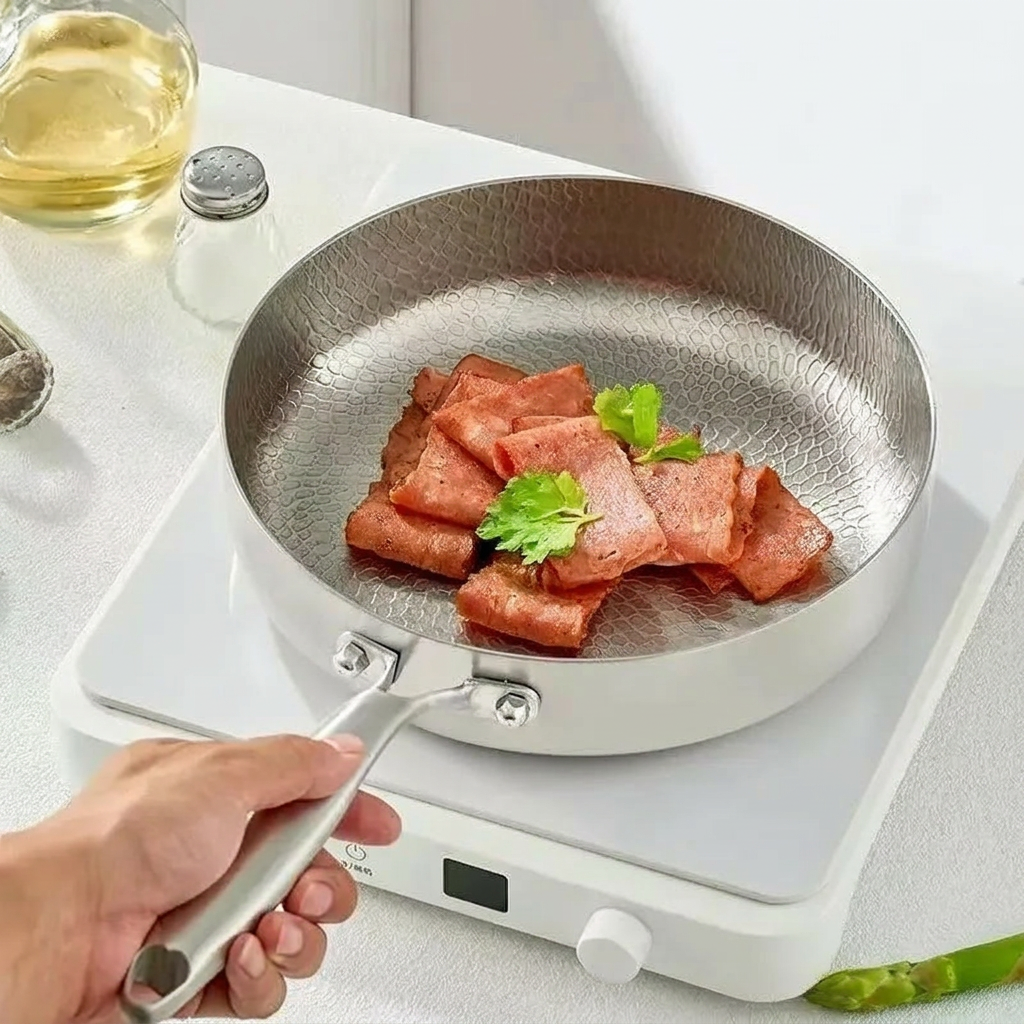 Padella wok in titanio battuto con fondo piatto