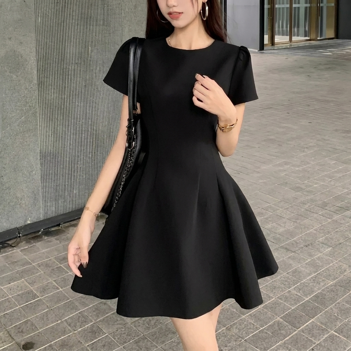 Abito Elegante a Maniche Corte che Fa Apparire le Figure Petite più Alte