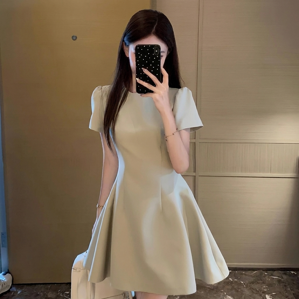 Abito Elegante a Maniche Corte che Fa Apparire le Figure Petite più Alte