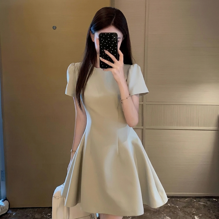 Abito Elegante a Maniche Corte che Fa Apparire le Figure Petite più Alte