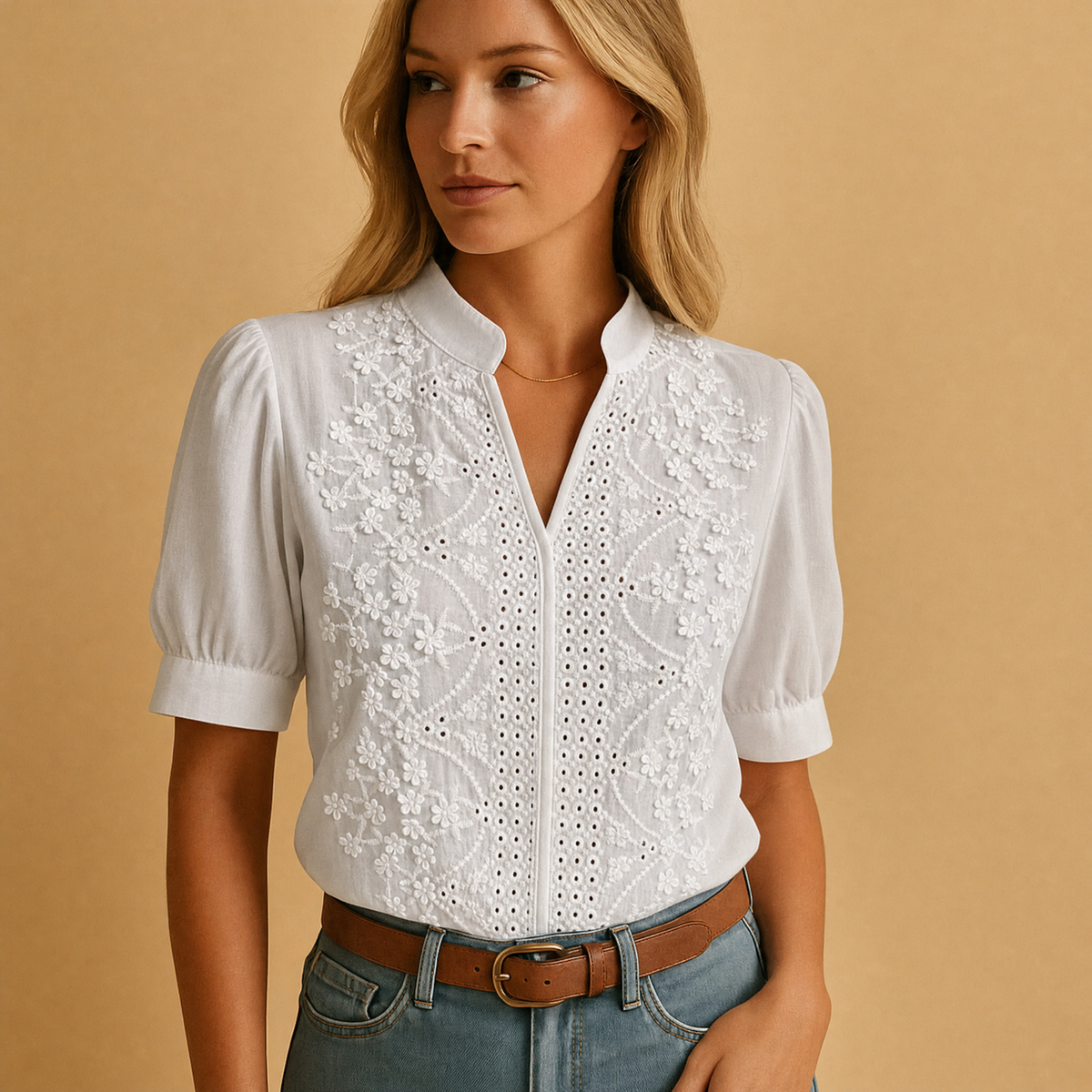 Blusa Bianca Ricamata con Collo Alto per Donne