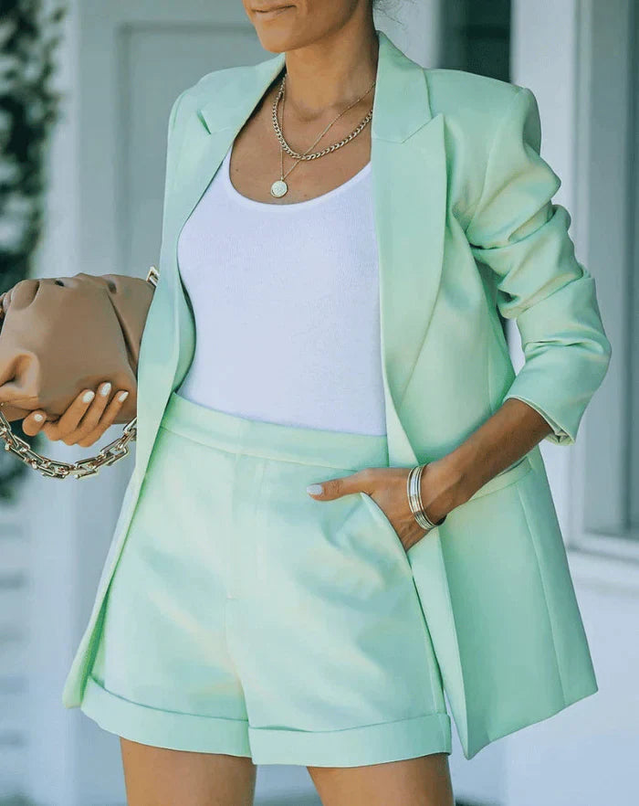 Set chic con blazer e pantaloncini da donna