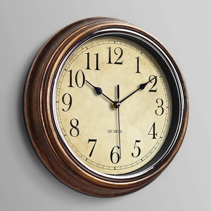 Orologio da parete classico con numeri romani